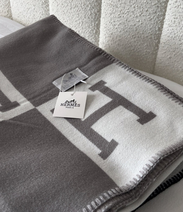 H Cashmere grey throw