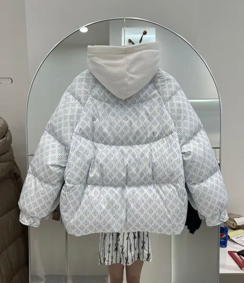 Woman in white puffy jacket - Pattern Down Puffer Jacket With Hood.